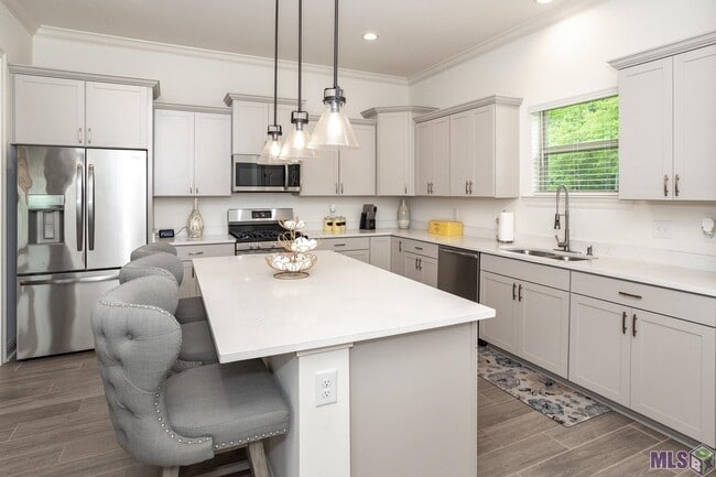 Building Photo - Fully Furnished!  5 bedroom, 3 bath home i...