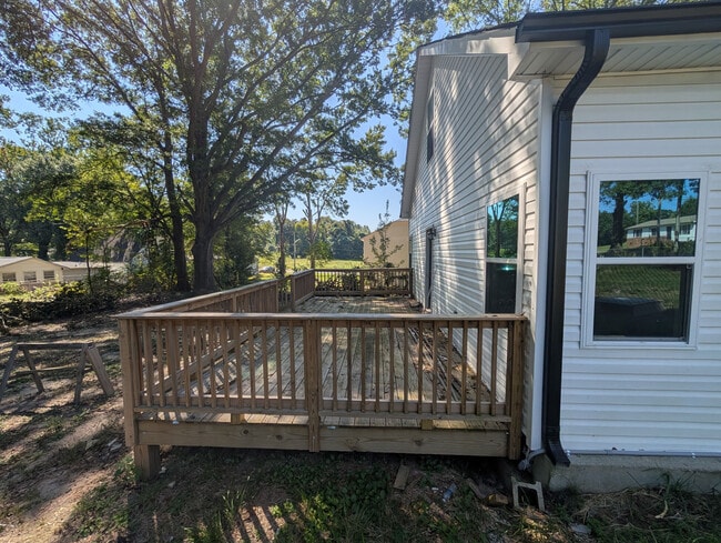 Building Photo - Room in House on Hart St