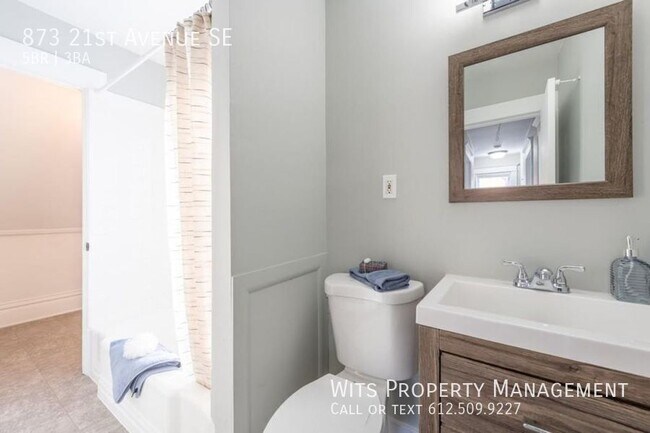 Building Photo - 873 21st Ave SE