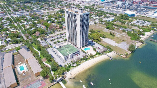 Building Photo - 5600 N Flagler Dr