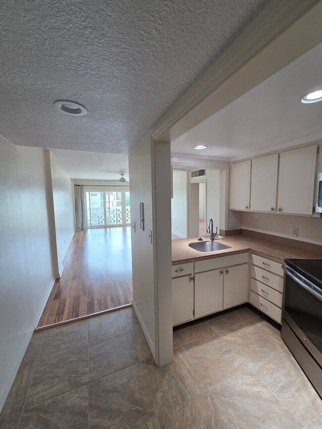 Building Photo - Welcome to your haven on the bay in Beauti...