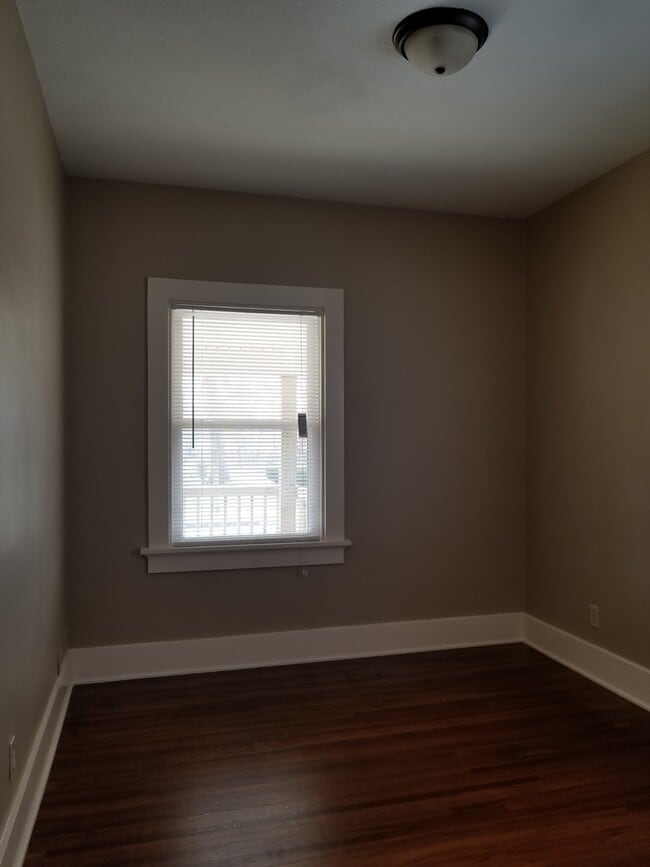 Building Photo - 2 Bedroom Ranch