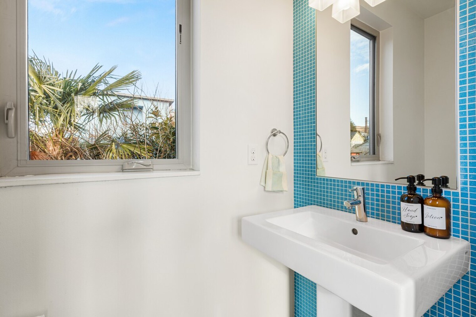 Building Photo - 2214 E Terrace St