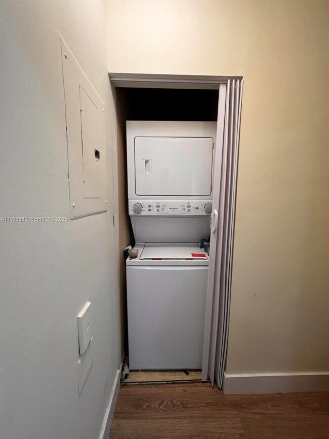 Building Photo - 1301 S Franklin Ave