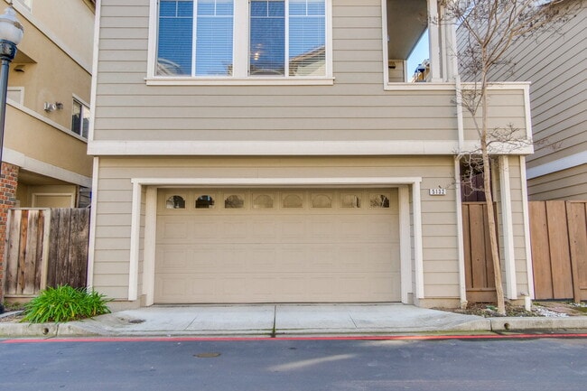 Building Photo - Large, Bright and Beautiful 3BR/2.5BA/2,195sf home in great condition!