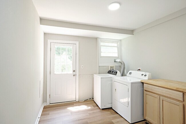 Building Photo - Updated, Pet-Friendly Fry's Spring Duplex - Grad Students Are Welcome!