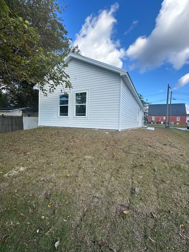 Building Photo - 405 Apple Ln