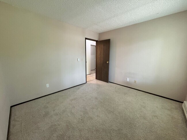 Building Photo - 3Bd/1.75Ba Bellevue Condo