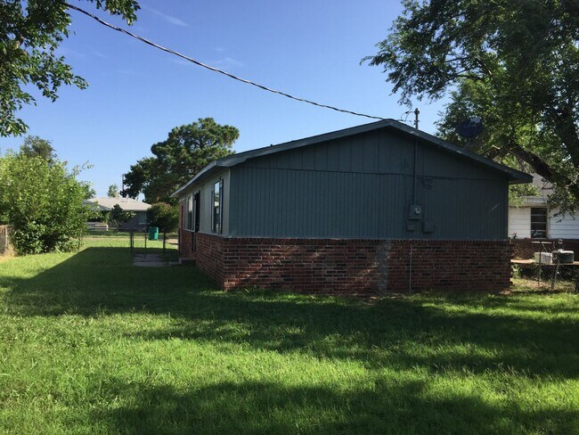 Building Photo - Adorable cottage is right in the heart of OKC!