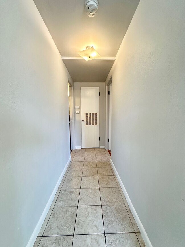 Building Photo - 7012 Jamieson Ave