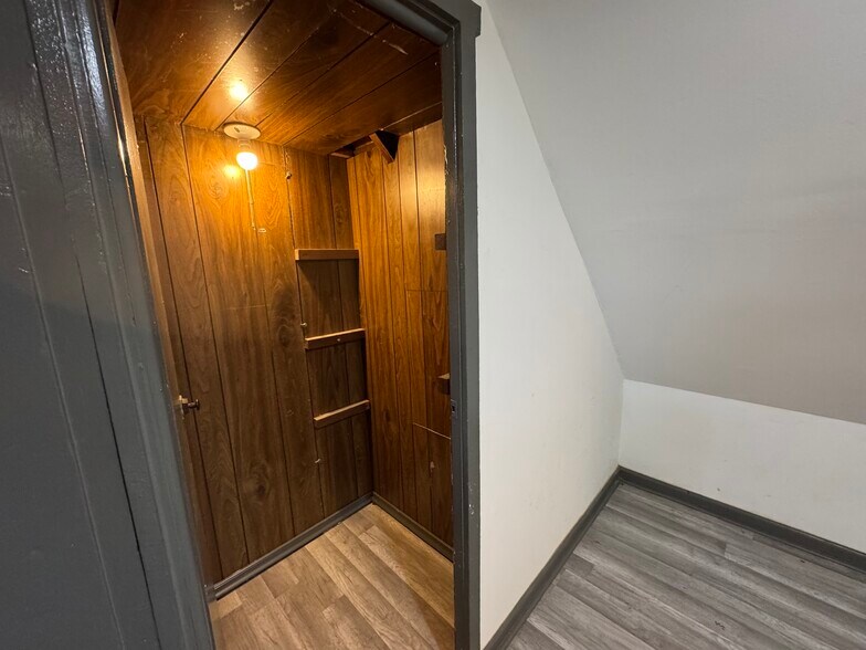 Building Photo - 100 W King St