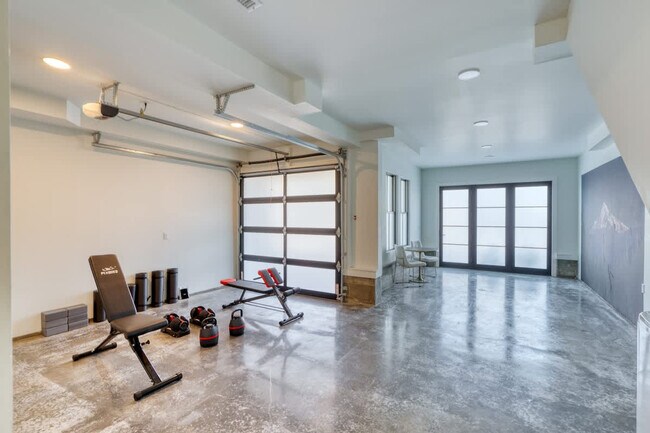 Building Photo - 512 NE 56th Ave