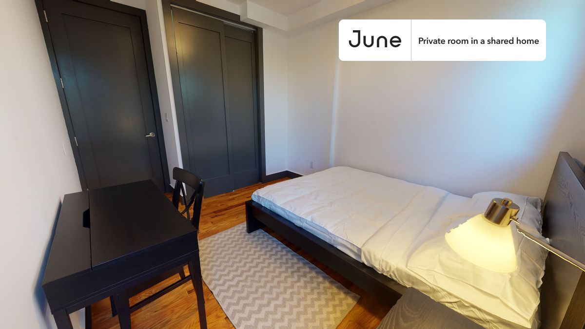 Building Photo - Private bedroom in 5 bed/2 bath Home