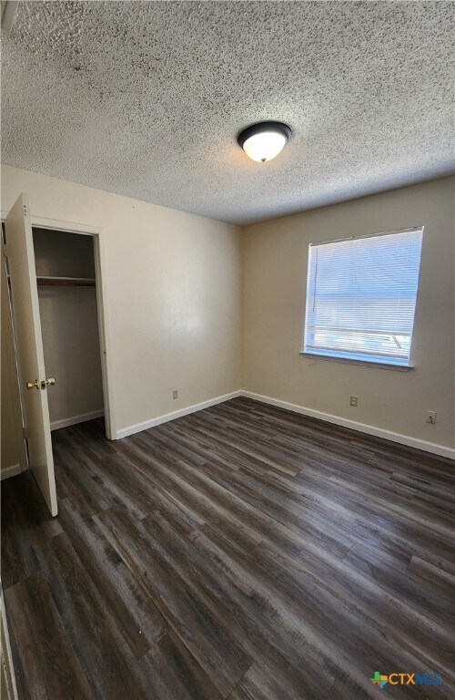 Building Photo - 2303 Daisy Dr