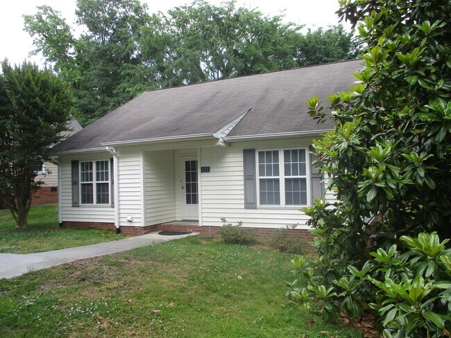 Building Photo - APPLICATION PENDING-Cute one level house i...