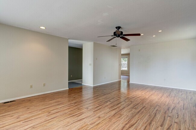 Building Photo - 3 Bed 2 Bath Home Near Town