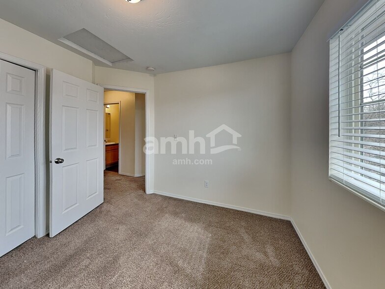 Building Photo - 10062 W Rustica St