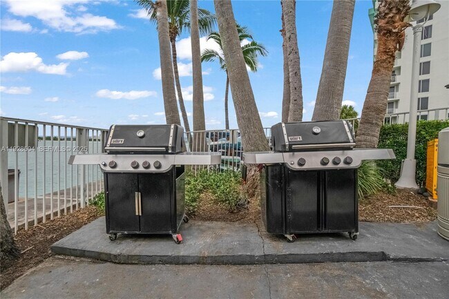 Building Photo - 10350 W Bay Harbor Dr