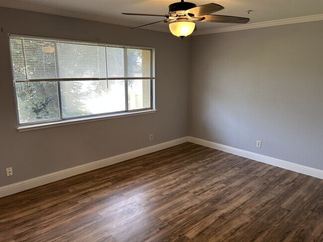 Building Photo - 2 Bedroom, 1.5 Bath 1,080 Square Foot Condo