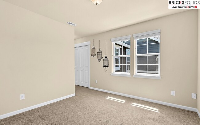 Building Photo - Natural Light-Filled Renton Home with Spac...