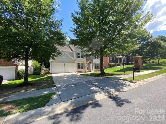 Building Photo - 9901 Hazelview Dr