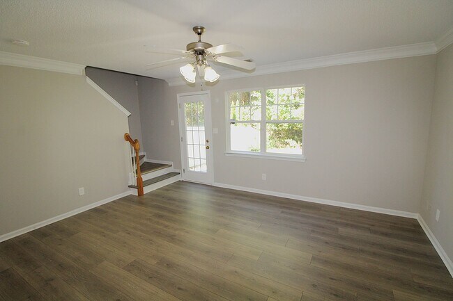 Building Photo - 3 Bedroom Home with a 1 Car garage!