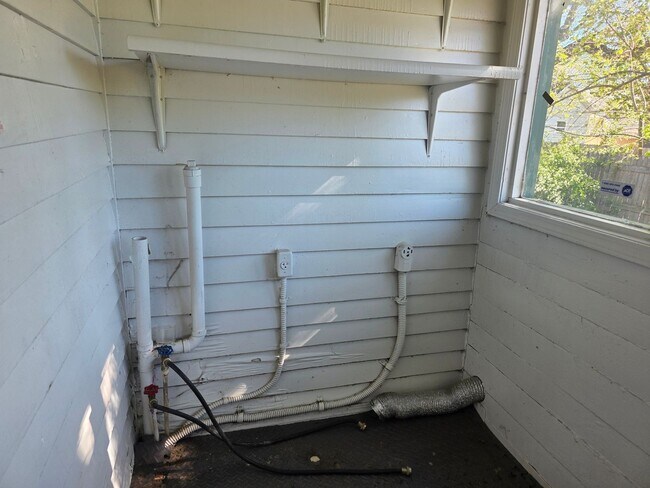 Building Photo - 2-Bedroom, 1-Bathroom Home with Basement – $1,295/Month