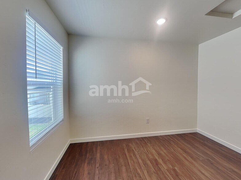 Building Photo - 1544 N Garnet Creek Ave