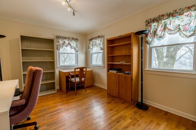 Building Photo - Adorable 3BR home on 1.65 Acre Park-Like S...