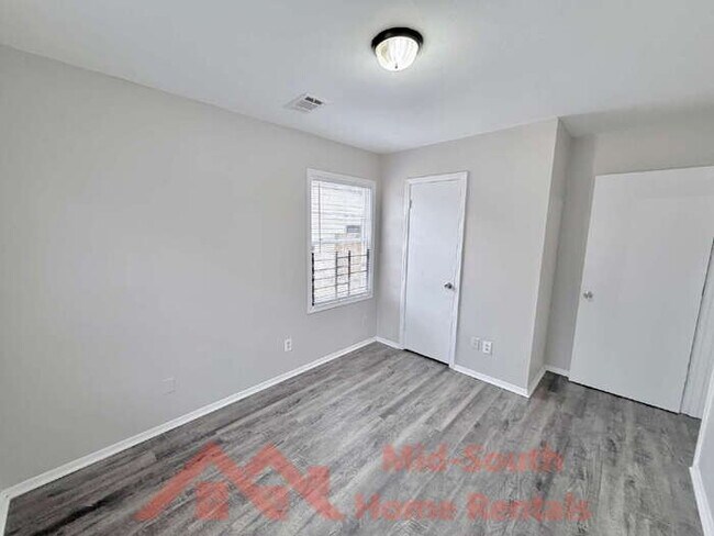 Building Photo - 1880 Willow Wood Ave