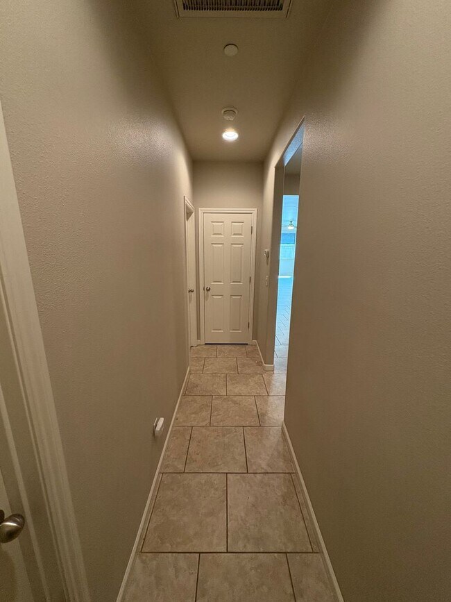 Building Photo - Lovely Clovis home Available Now!