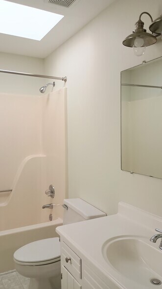 Full bathroom - 5505 Standing Oak Pl