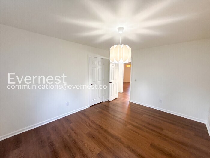 Building Photo - 164 Foxtail Dr