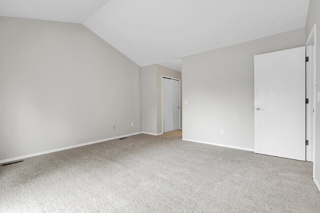Building Photo - $2,600 - 3 Bed, 1.5 Bath Condo in Aurora w...