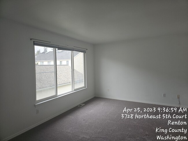 Building Photo - Renton highlands 2 story home for rent, 3 bedroom 2.5 bath with 2 car garage, Avail April 15th!