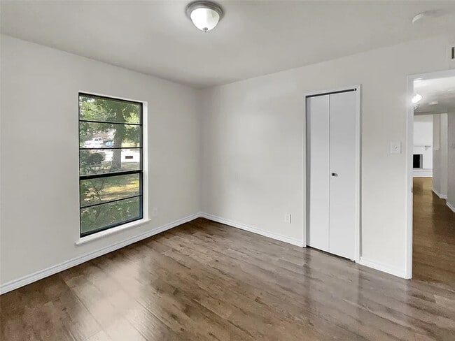 Building Photo - 6102 Lakecrest Dr