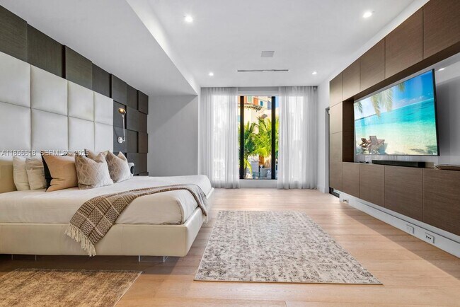 Building Photo - 310 SE 11th Ave