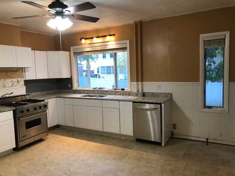 Building Photo - 72 Leicester St