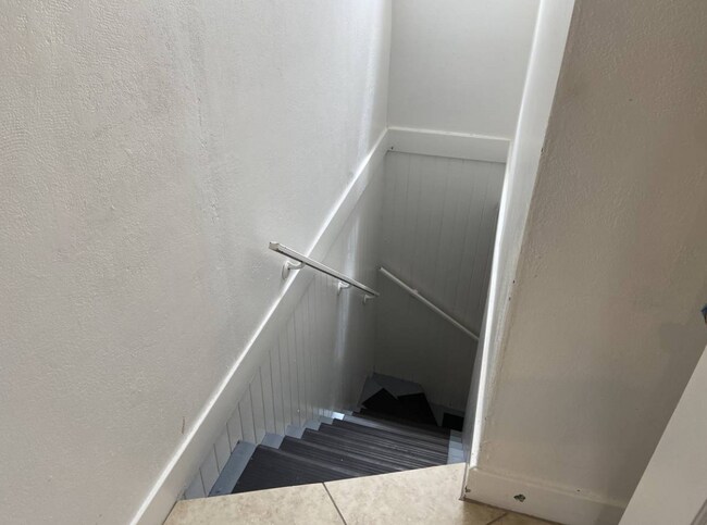 Building Photo - Top Floor Remodeled 2BD/1BA Flat Available Now!
