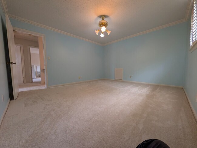 Building Photo - 11807 Highgrove Dr