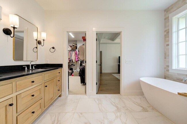 Building Photo - 4001 Stone Hl Ln