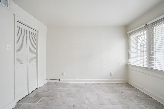 Building Photo - 312 Elmeer Ave