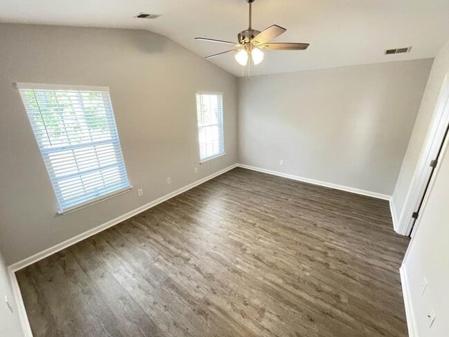 Building Photo - 4996 Southgate Pkwy