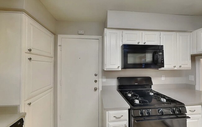 Building Photo - MOVE IN READY