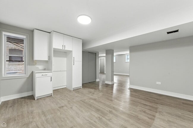 Building Photo - 4351 S King Dr