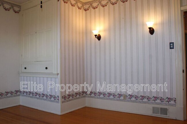 Building Photo - 511 W 13th St