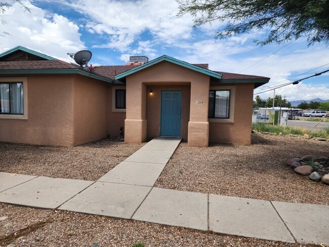 Building Photo - 1331 N Gila St