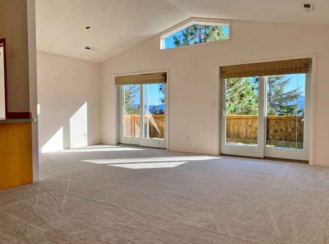 Building Photo - Cute Townhouse On Private Drive In White Salmon, WA