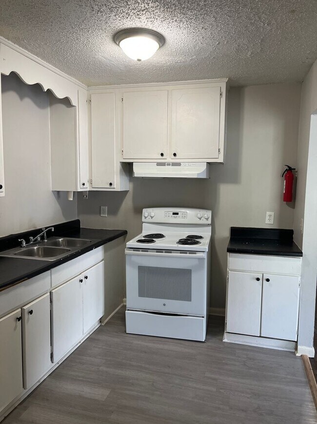 Building Photo - 3bedroom/2 bath home in Bordeaux, convenie...