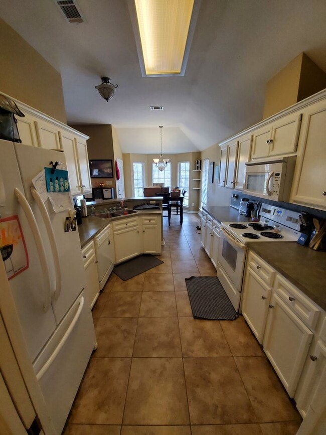 Building Photo - College Station -3 bedroom/2 bath - Fenced in back yard and House is in an EXCELLENT LOCATION